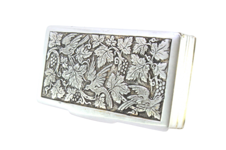  Caixa de rapé em prata com motivos florais e aves relevadas na tampa, interior dourado e frisos na envolvência